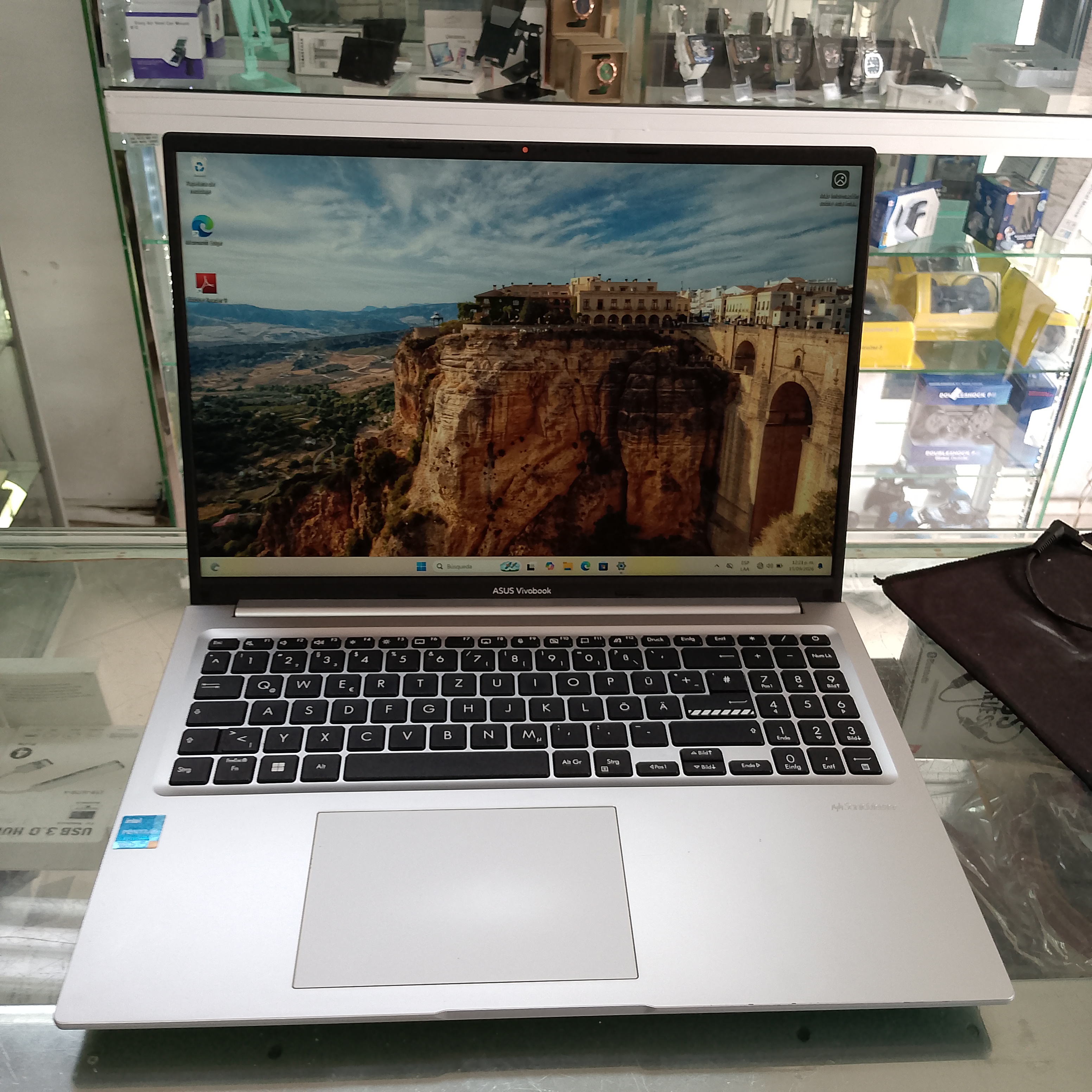 Asus VivoBook Pentium Gol con 12 GB de ram disco SSD 512