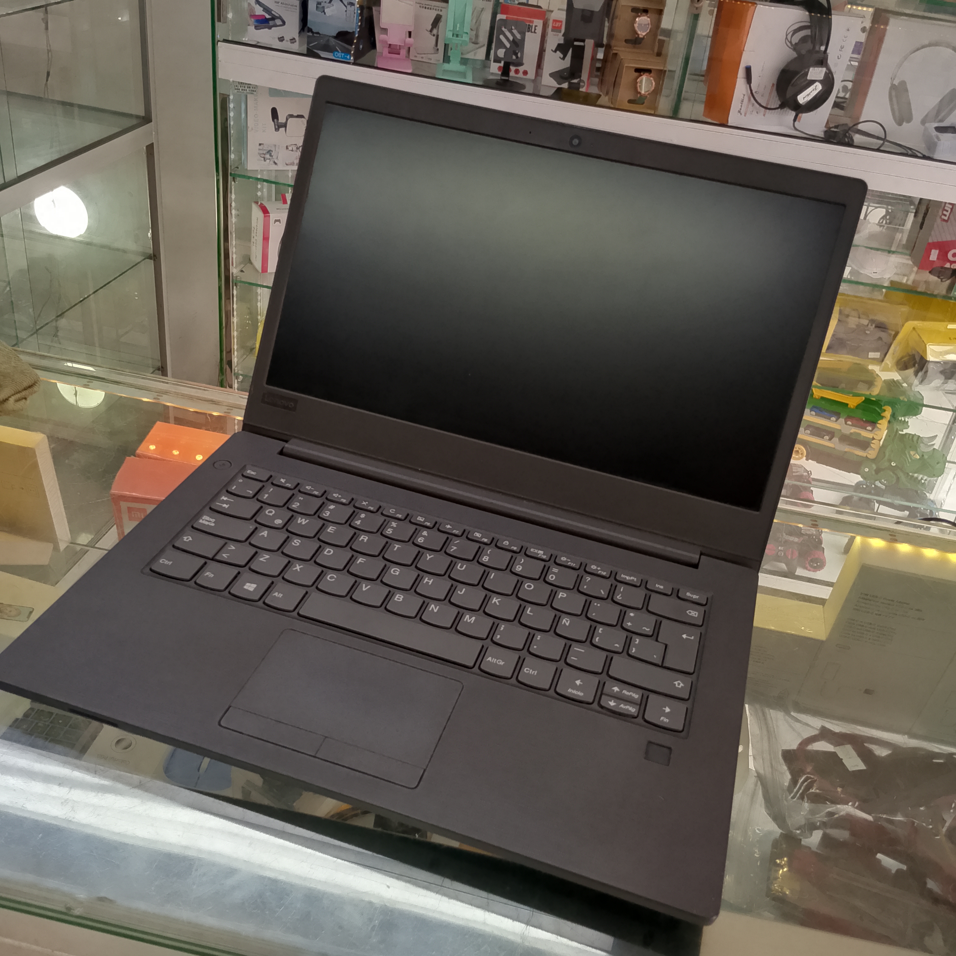 Lenovo con 8 GB de ram disco SSD 256 GB Grafica 2GB dedicada